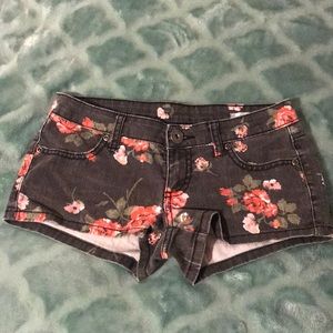 🌼Floral jean shorts🌼